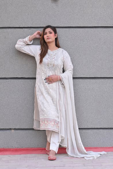 Grace in Every Thread – Off-White Fawn Elegance